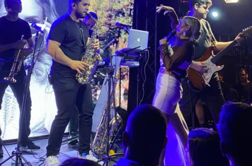 Arte, cultura e celebração da diversidade LGBTQIAPN+ cena cultural ganha novos contornos com o retorno da cantora Ana Lobo aos palcos