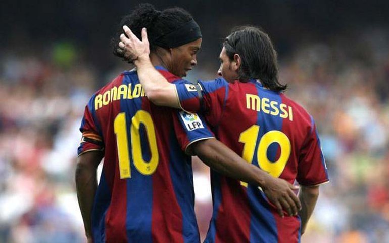 Longe dos gramados, Ronaldinho recebe presente de Messi