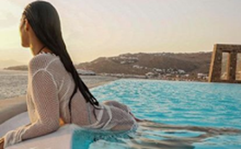 Às vésperas de lançamento de clipe, Simaria posa sexy de biquíni em hotel de luxo na Grécia
