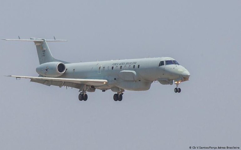 Assessor exonerado após usar avião da FAB ganha novo cargo no governo