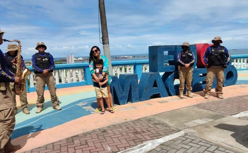 Guardas municipais de Maceió fazem homenagens pelo Dia das Mães