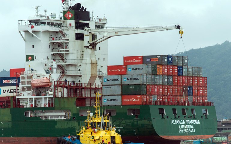 Operação-padrão de auditores federais causa fila no Porto de Santos