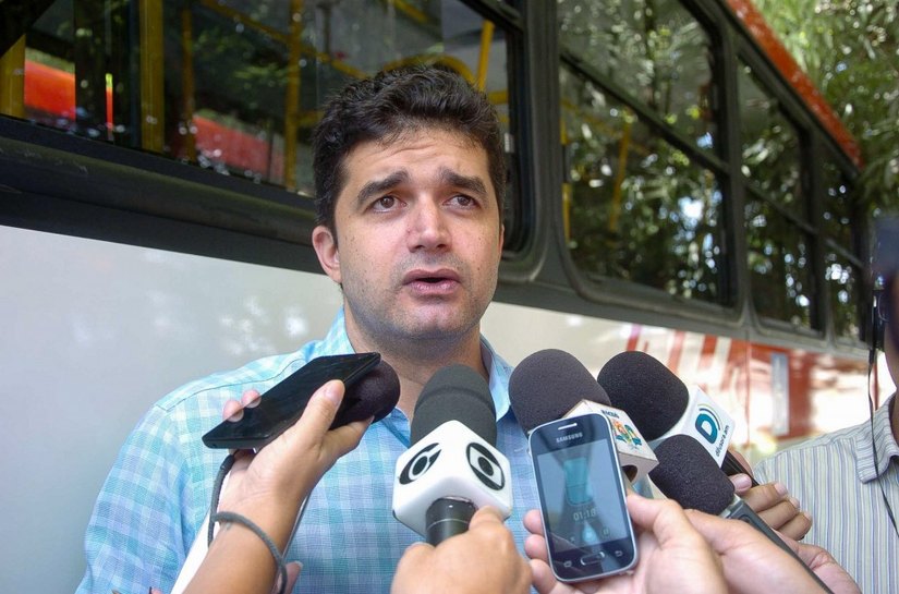 Nesta quarta: Rui vistoria obras em escola e visita creche no Jacintinho