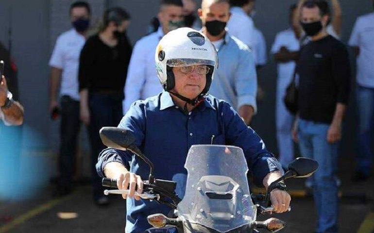 Após passeio de moto, Bolsonaro promete isentar motociclistas de pedágio