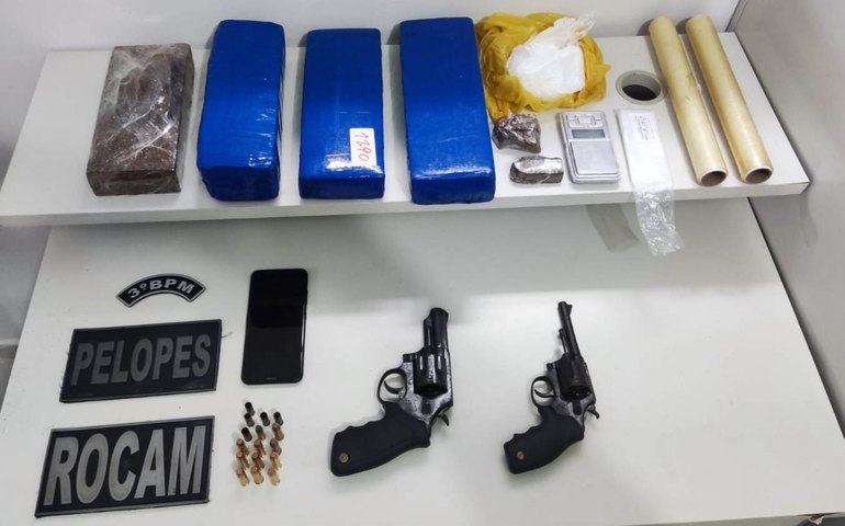 Polícia Militar cumpre mandados e apreende armas e drogas no interior