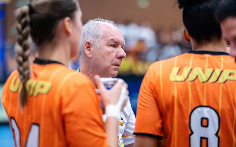 Técnico multicampeão no handebol defende mudança no esporte