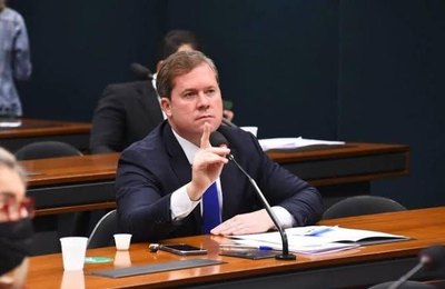 “Isso não é solução, é maquiagem do governo”, diz Marx Beltrão sobre aumento de etanol na gasolina