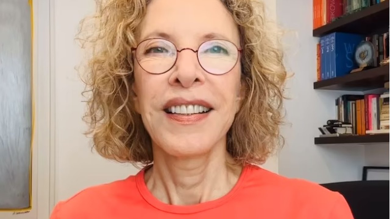 Marília Gabriela posa ao lado do filho para celebrar 78 anos e brinca: 'Nem vi o tempo passar'