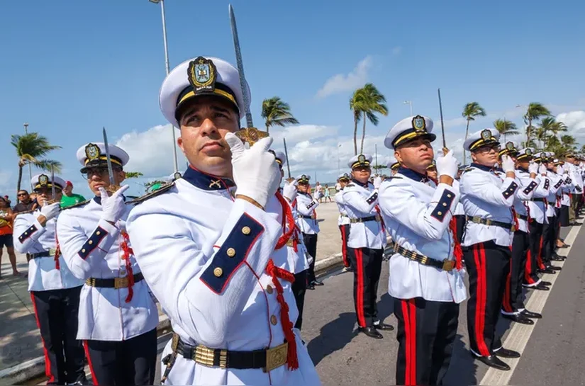 Desfile de 7 de Setembro reúne militares e escolas na Avenida da Paz, em Maceió