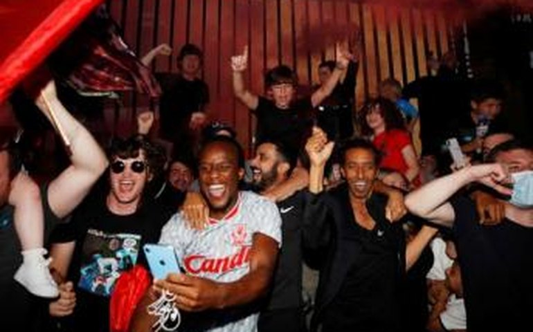 Eufórica, torcida do Liverpool ignora até pedido de Klopp e festeja taça nas ruas