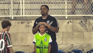 Momento de fé entre técnico e pequeno atleta emocionou internautas