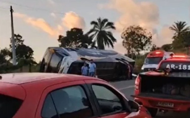 Sobe para dez o número de mortos após acidente com ônibus de turismo na Bahia
