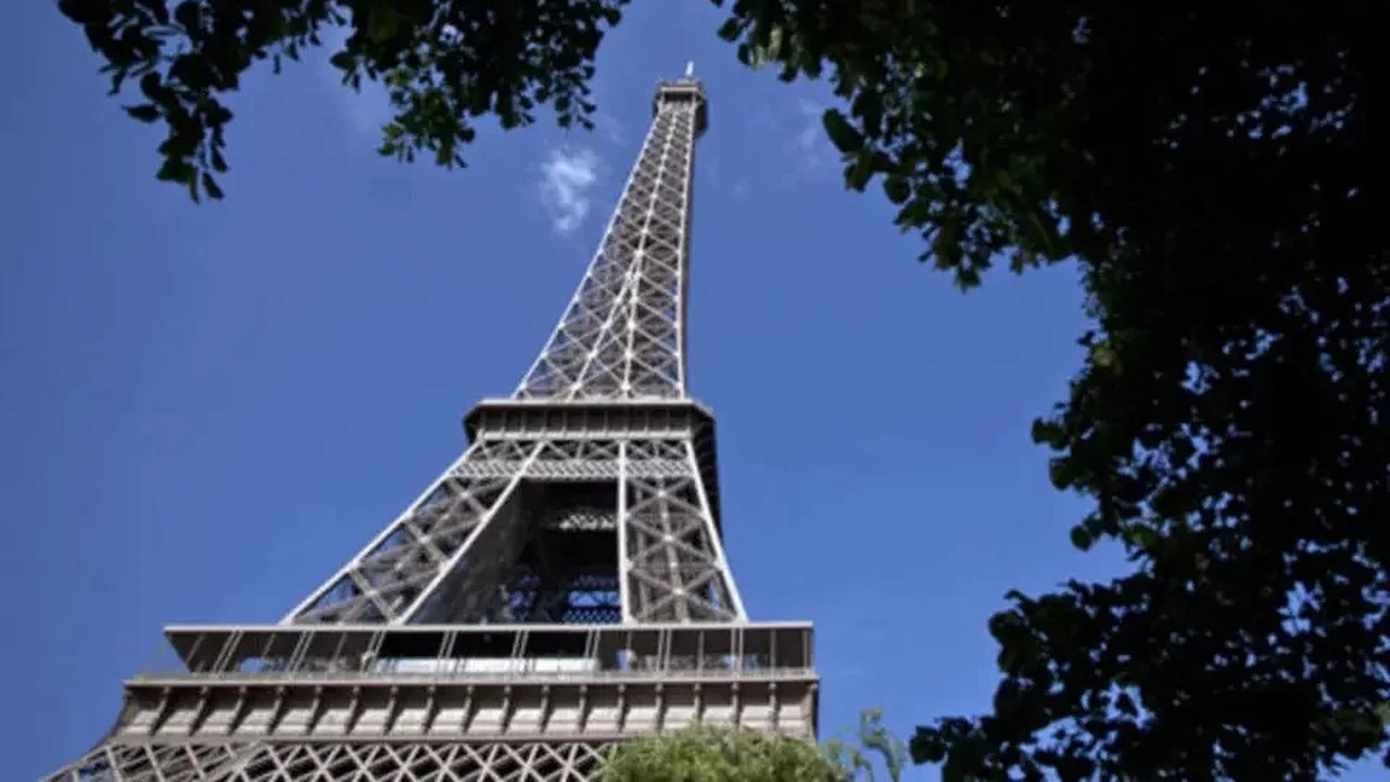 Torre Eiffel apaga as luzes em homenagem às vítimas do terremoto no Marrocos; vídeo