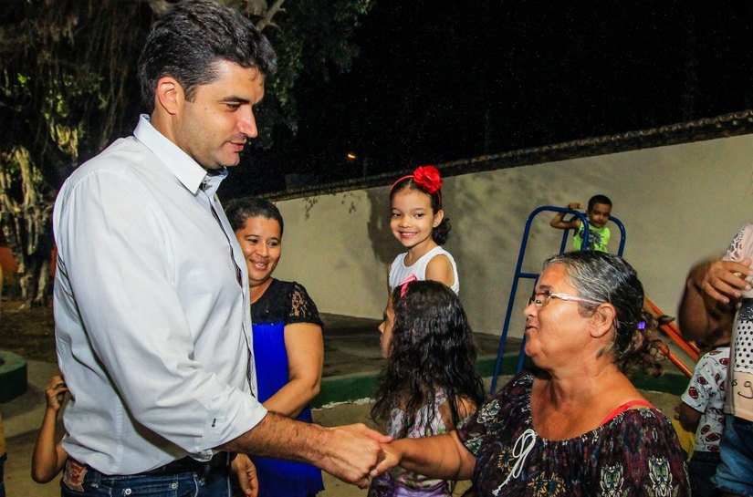 Prefeito Rui Palmeira e secretários vistoriam obras em praça no Santos Dumont