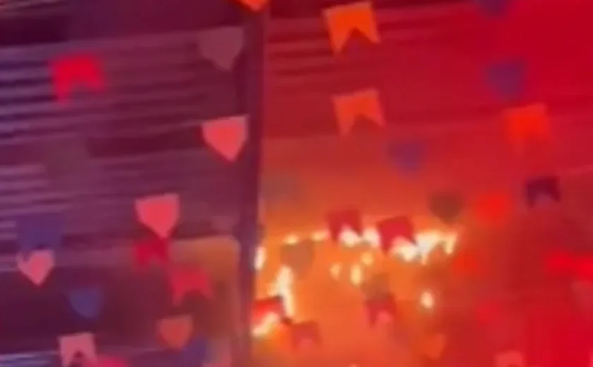 Princípio de incêndio assusta clientes em bar no Jaraguá, em Maceió, mas ninguém se fere