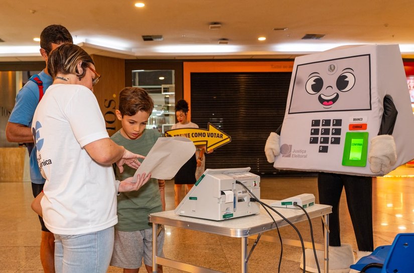 Rolê com a Pilili leva treinamento na urna eletrônica ao Maceió Shopping neste fim de semana