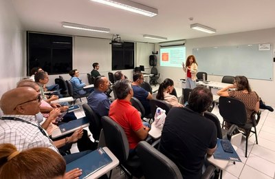 Oficiais de Justiça se atualizam em cumprimento de mandados nos casos de violência doméstica