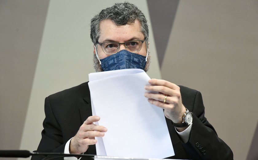Araújo nega hostilidade com China e presidente da CPI pede que ele não minta