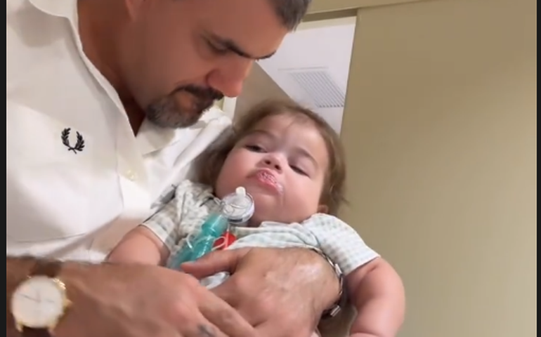 Filha de Juliano Cazarré se emociona ao receber boneca favorita com uma traqueostomia, como ela