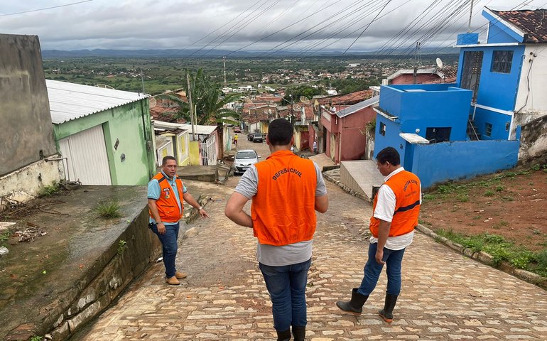 Palmeira dos Índios está em estado de alerta devido às fortes chuvas que caem no município