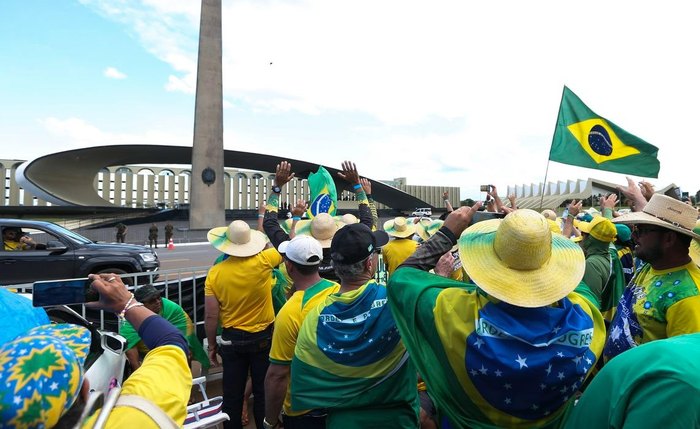 Fanáticos pelo bolsonarismo invadiram Brasília Fanáticos pelo bolsonarismo invadiram Brasília