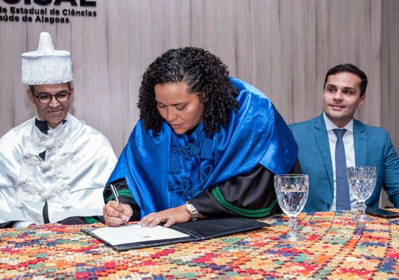 Uncisal empossa nova reitora e vice em cerimônia marcada por discursos sobre ciência, gestão e democracia