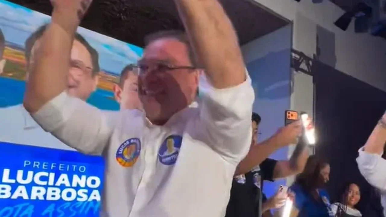 VÍDEO: Luciano mostra força e é ovacionado por milhares de trabalhadores da Educação em Arapiraca