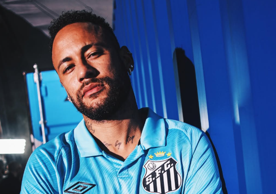 Santos homenageia Neymar com lançamento de camisa azul-turquesa: 'Grande simbolismo'