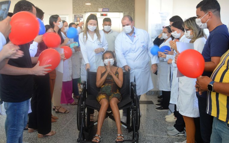 Primeira mulher submetida a transplante de rim no Hospital do Coração Alagoano recebe alta médica