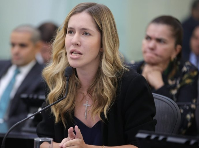 Cibele Moura defende que universidades estaduais realizem vestibulares próprios