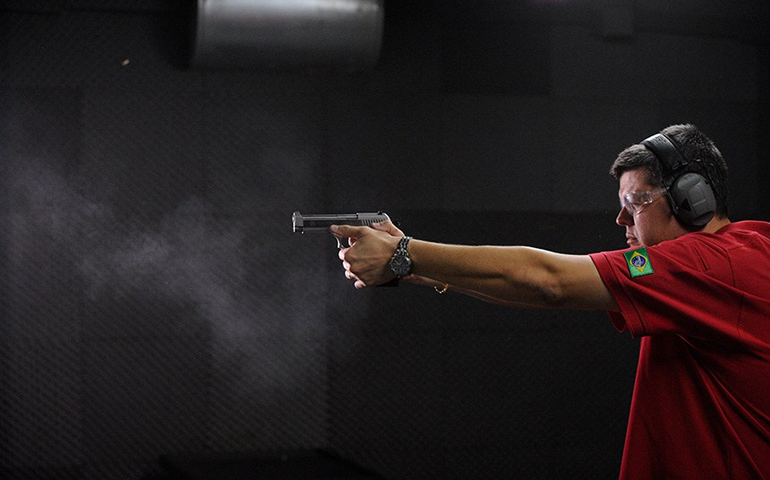 Aprovado projeto de lei que autoriza advogados a portar armas