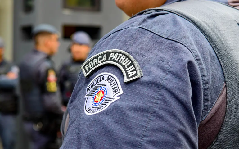 Polícia e manifestantes entram em confronto em frente à Câmara Municipal