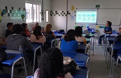 Saúde realiza ação preventiva sobre vape e tabagismo em escola municipal