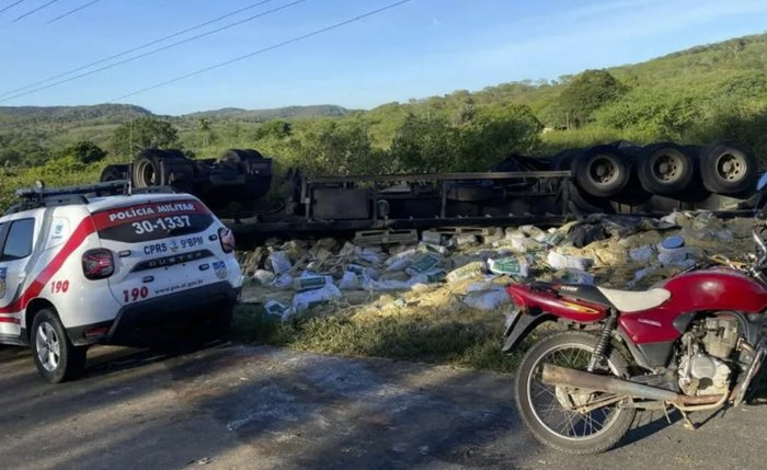 Motorista morre após carreta tombar na AL-140 em Mata Grande