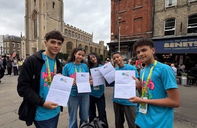Maceió Abraça o Mundo: estudantes da rede municipal recebem cartas do prefeito Rodrigo Cunha na Inglaterra
