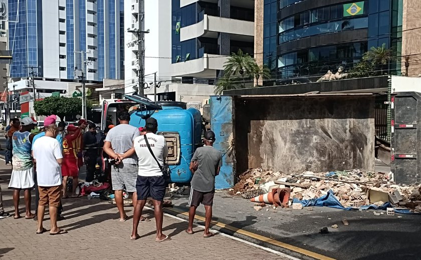 Sete ficam feridos em acidente na orla de Maceió