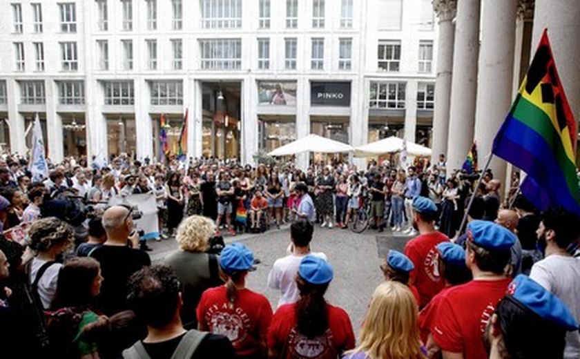 Trans brasileira agredida recebe apoio em manifestação em Milão
