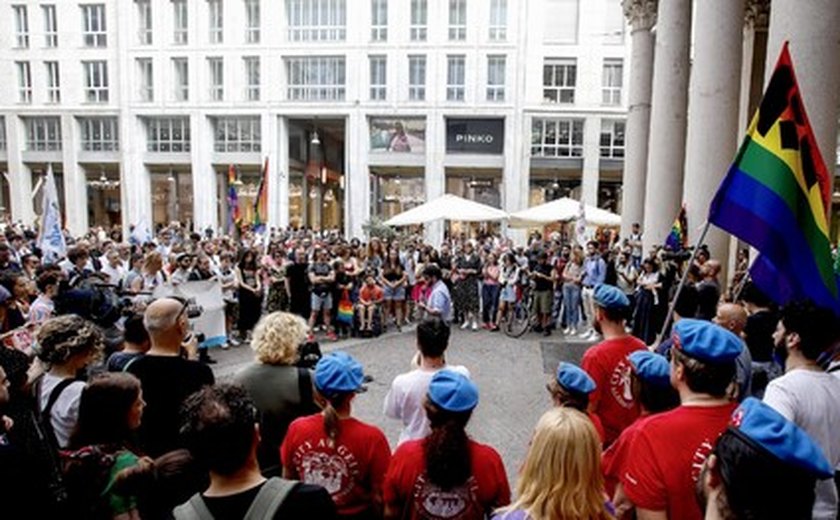 Trans brasileira agredida recebe apoio em manifestação em Milão