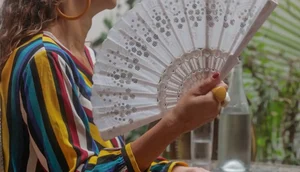 Mulher com leque / Foto: Foto: Frame TV Brasil