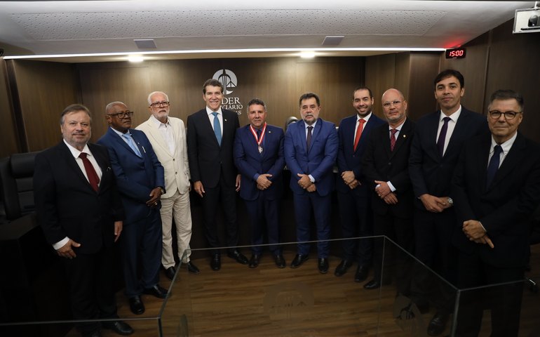 PGJ Lean Araújo prestigia cerimônia em que CNPG entrega medalha de mérito ao ex-procurador-geral Márcio Roberto