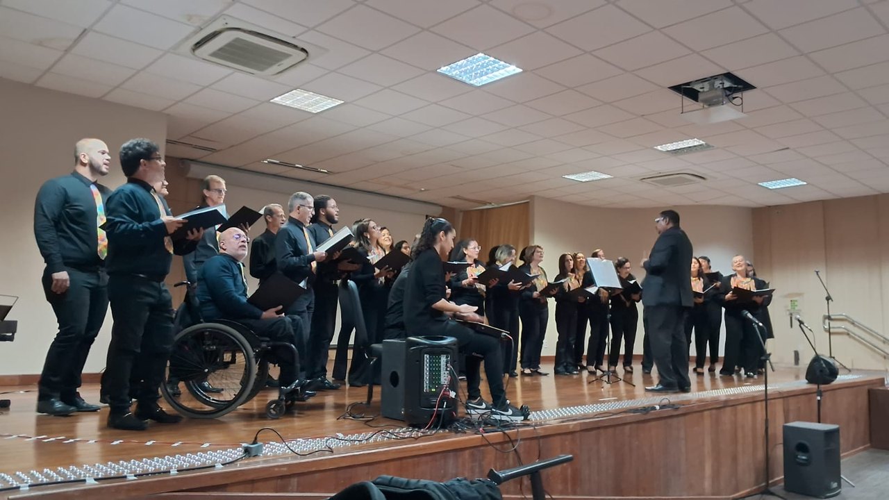 Coral 'Vozes da SEDUC' com apenas 4 meses de formação tem cantado e encantado por onde passa