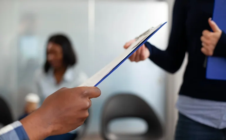 Troca de emprego garantiu aumento salarial para 74% dos brasileiros