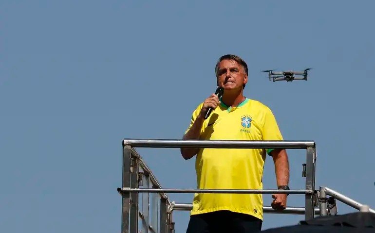 PF encontra cofre de Bolsonaro com recibos de pagamentos milionários