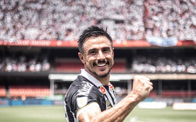 Willian Bigode volta a treinar com o elenco e reforça o ataque do Santos para a Série B