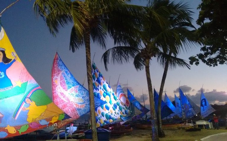 Jangadas vão ao mar da Pajuçara com velas pintadas por artistas da terra