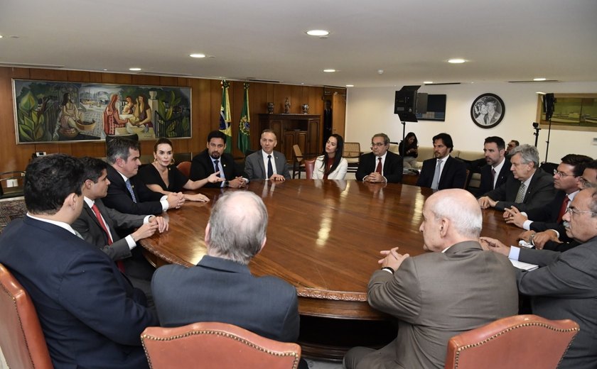 Membro da comissão que cobra ações para conter o óleo no litoral, Rodrigo Cunha vai a Maceió com presidente da República interino