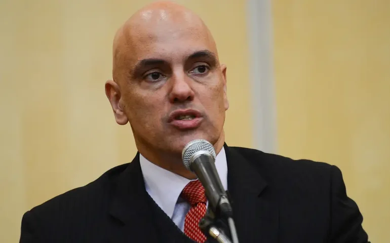 Moraes autoriza Daniel Silveira a progredir para o semiaberto