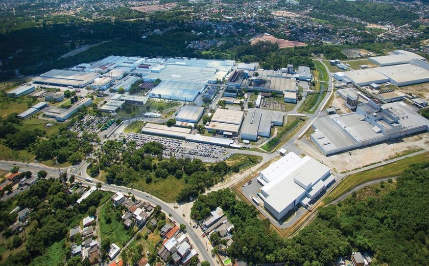 Emprego industrial tem primeira queda mensal em 18 meses
