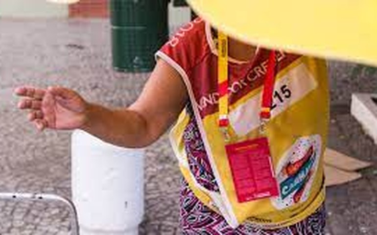 O que seria do carnaval de rua sem os camelôs e vendedores ambulantes?