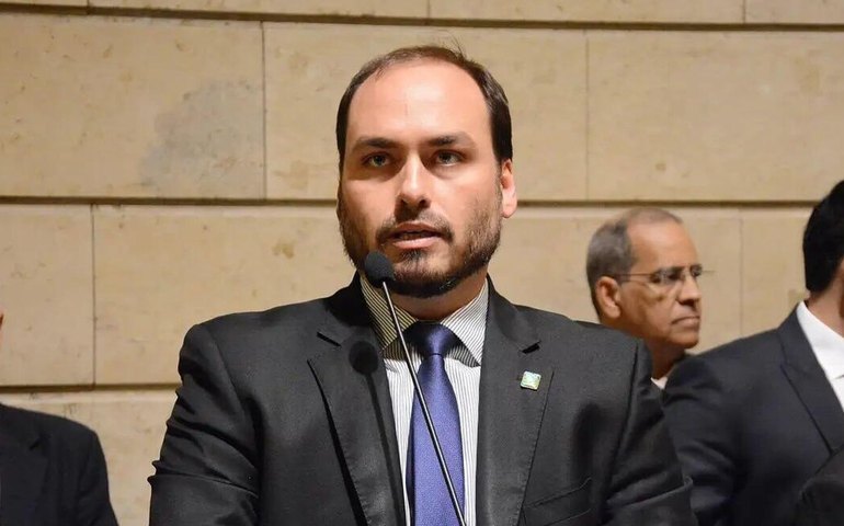 Carlos Bolsonaro relata piora no quadro de soluço do ex-presidente